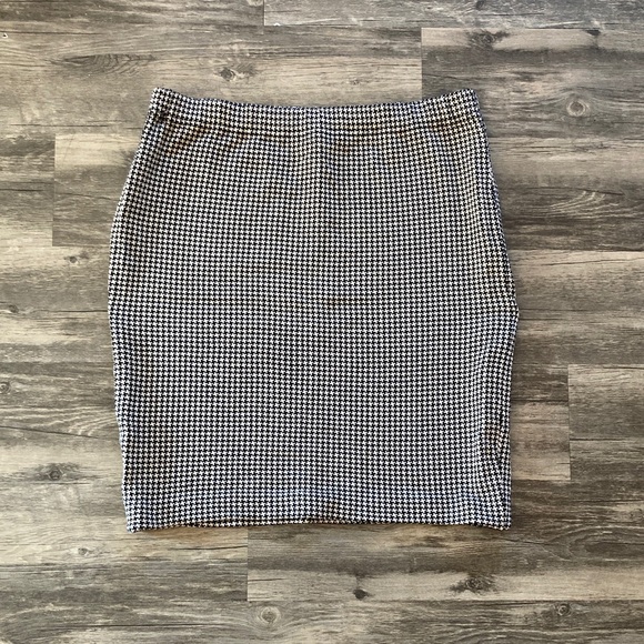 St. John Collection by Marie Gray Houndstooth Skirt. Size 14 - Picture 1 of 6